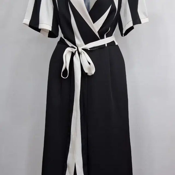 [BUNJANG] Black and White Striped Short-Sleeve Jumpsuit with Brooch Accent / 블랙앤화이트 줄무늬 반팔점프수트 55