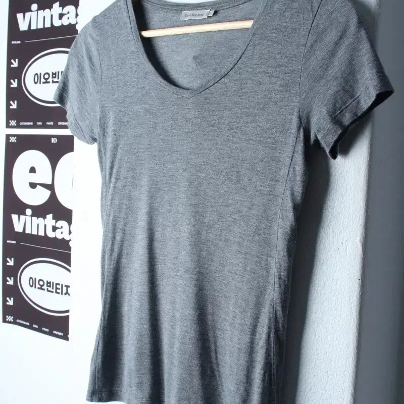 [BUNJANG] Calvin Klein Women's V-Neck Slim Fit Basic Short Sleeve T-Shirt (XS-S) - H34767 / W(XS-S) 캘빈클라인 반팔 티셔츠 브이넥 슬림핏 무지-H34767