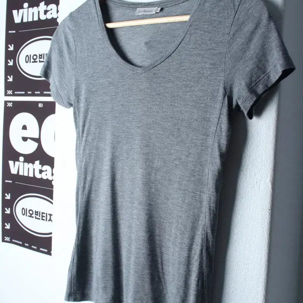[BUNJANG] Calvin Klein Women's V-Neck Slim Fit Basic Short Sleeve T-Shirt (XS-S) - H34767 / W(XS-S) 캘빈클라인 반팔 티셔츠 브이넥 슬림핏 무지-H34767