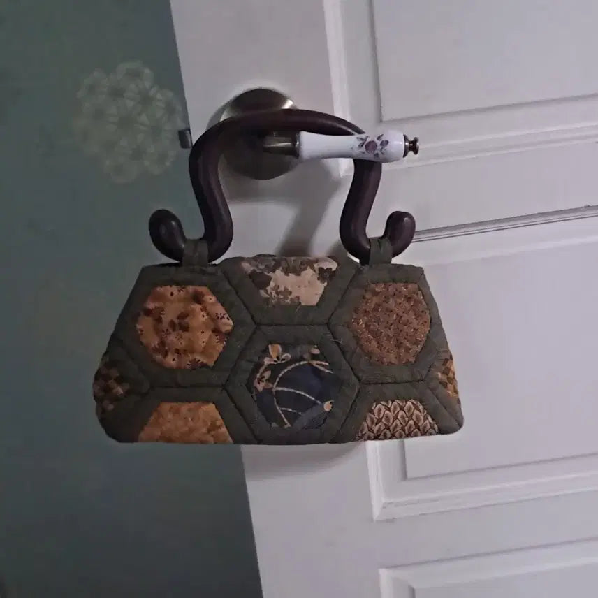 [BUNJANG] Quilted Tote Bag with Wooden Handle / 퀼트 나무손잡이 토트백 가방