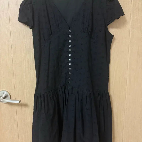 [BUNJANG] Punching V-Neck Dress / 펀칭 브이넥 원피스