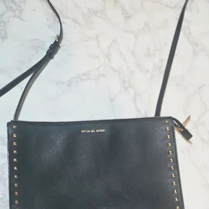 [BUNJANG] Michael Kors Black Studded Crossbody Bag / 마이클코어스 블랙 스터드 크로스백 상태좋아요  3회사용