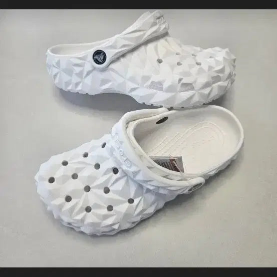 [BUNJANG] Crocs Classic Clog 3D Diamond Pattern Sandals / 크록스 락스 3D 다이아몬드 패턴 화이트 샌들