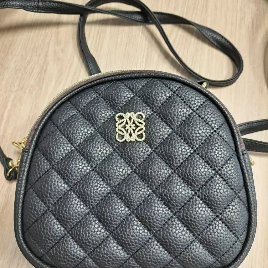 [BUNJANG] Quilted Gold-Tone Logo Leather Handbag / 퀼팅 금장 블랙(소가죽) - 새상품