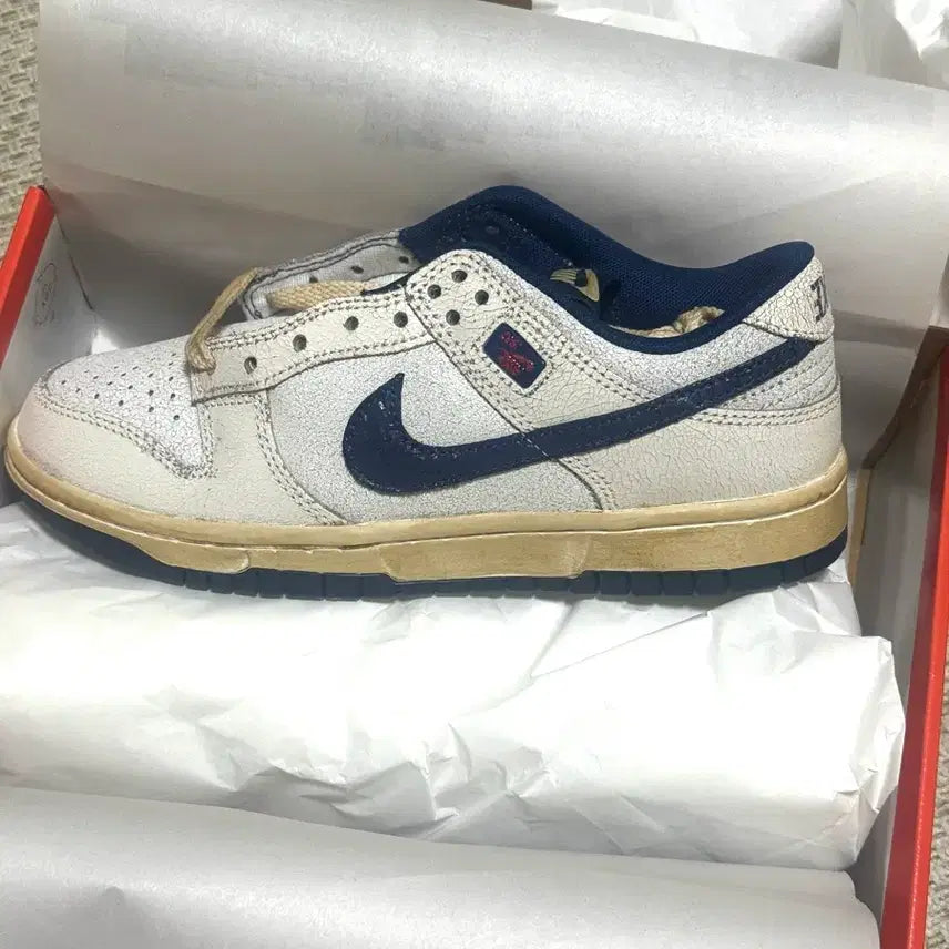 [BUNJANG] Nike Dunk Low "Stranger Things" Collaboration Sneakers (240mm) / 기묘한이야기 덩크로우 나이키 240판매