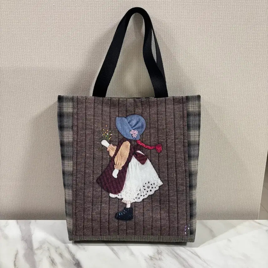 [BUNJANG] Quilted Girl with Flower Tote Bag / 퀼트 꽃을 든 소녀 토트백