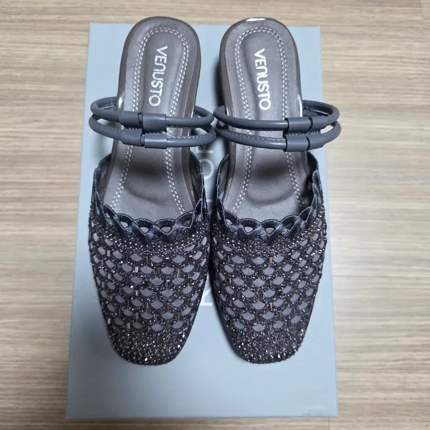 [BUNJANG] Venusto Two-Way Mule Sandals / 베누스토 투웨이 뮬 샌들. 240