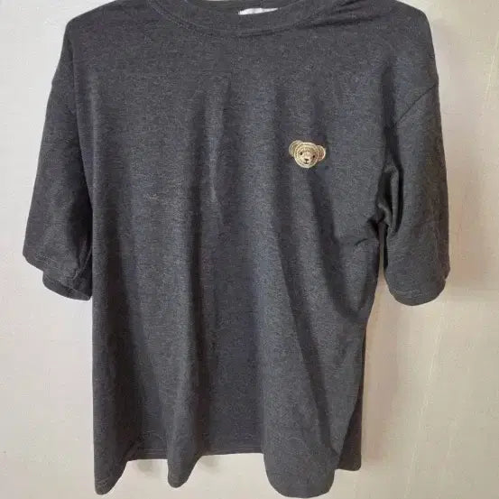 [BUNJANG] Bear Embroidery Short-Sleeve T-Shirt Charcoal / 곰돌이 자수 포인트 차콜 반팔 티셔츠