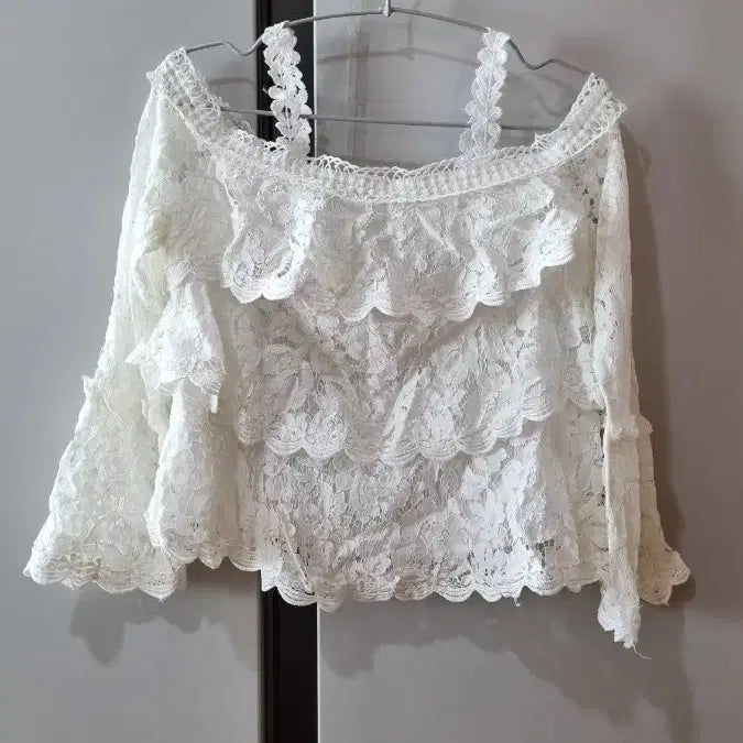 [BUNJANG] White Lace Off-Shoulder Blouse / 화이트 레이스 오프숄더 블라우스 새상품