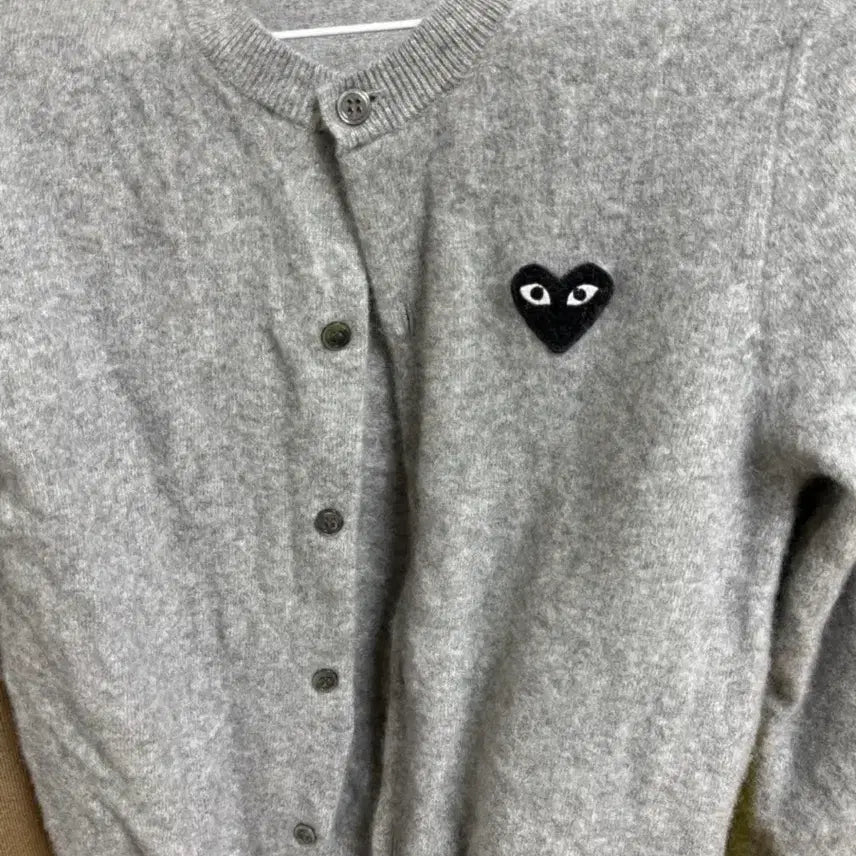 [BUNJANG] Comme des Garçons Heart Appliqué Cardigan Grey / 꼼데가르송 와펜 가디건 그레이