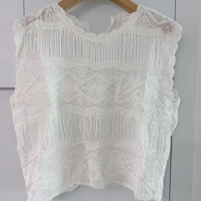 [BUNJANG] Embroidered Lace White Sleeveless Top / 새상품 자수 레이스 화이트 민소매