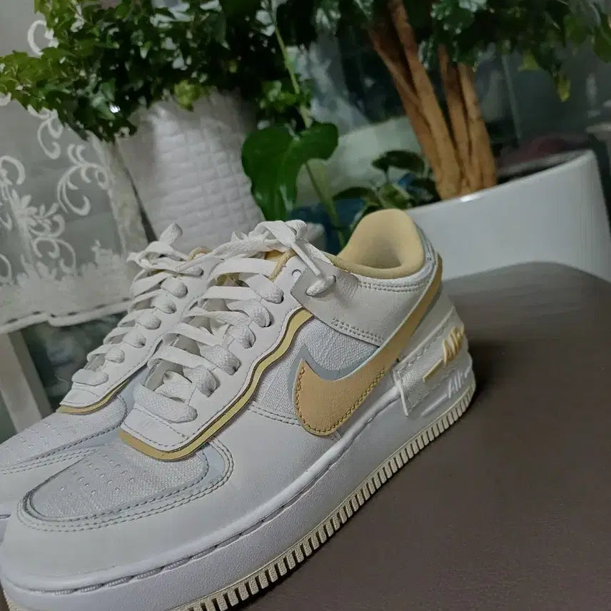 [BUNJANG] Nike Air Force 1 Shadow Sneakers White Gold 240 / 가볍고  시원한  나이키 에어포스1 섀도우 운동화 240 화이트 골드