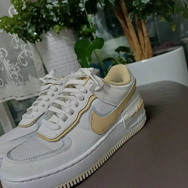 [BUNJANG] Nike Air Force 1 Shadow Sneakers White Gold 240 / 가볍고  시원한  나이키 에어포스1 섀도우 운동화 240 화이트 골드
