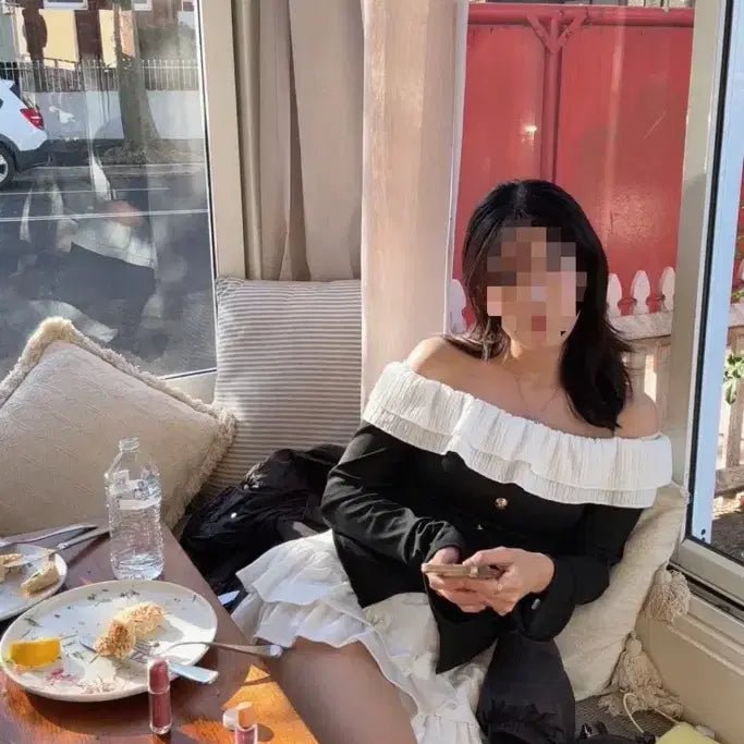 [BUNJANG] Black & White Frill Off-Shoulder Two-Piece Set / 블랙 화이트 프릴 오프숄더 투피스