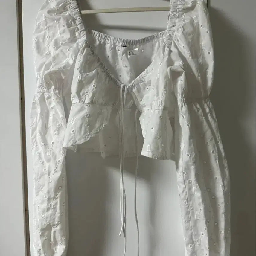 [BUNJANG] White Embroidered Crop Blouse XS / 화이트 자수 크롭 블라우스 xs