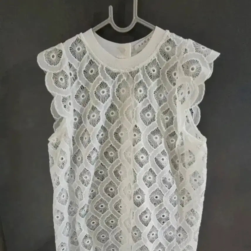 [BUNJANG] Sandro Eyelet Punch Lace Sleeveless Blouse / 산드로 아일렛 펀칭 레이스 민소매 블라우스
