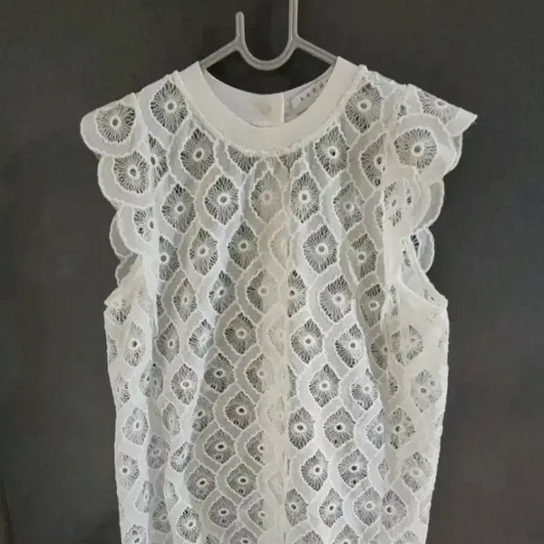 [BUNJANG] Sandro Eyelet Punch Lace Sleeveless Blouse / 산드로 아일렛 펀칭 레이스 민소매 블라우스