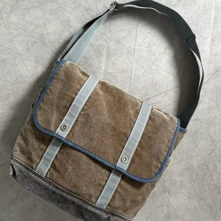 [BUNJANG] GAP 00s Khaki Canvas Messenger Bag / GAP 갭 00s 카키 캔버스 메신저백