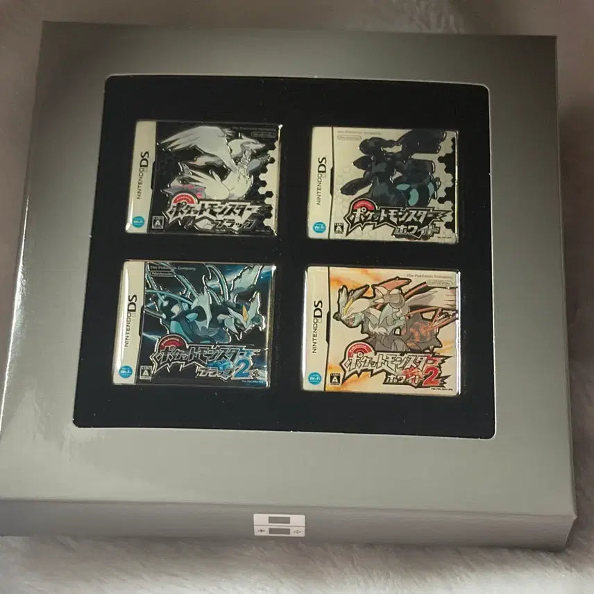 [BUNJANG] Pokemon Cartridge Package Pin Badge Black White / 포켓몬 카트리지 패키지 핀뱃지 블랙 화이트