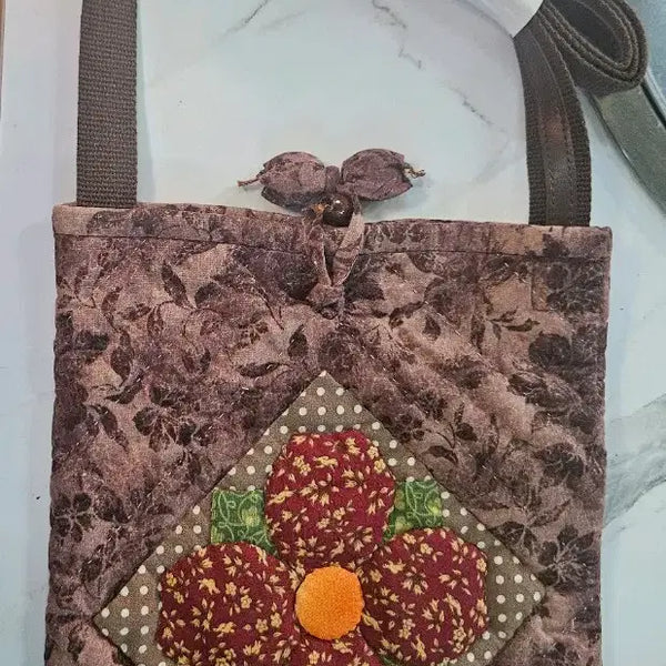 [BUNJANG] Quilted Floral Crossbody Bag - Brown / 새상품) 꽃무늬 퀼트 크로스백 브라운 판매합니다
