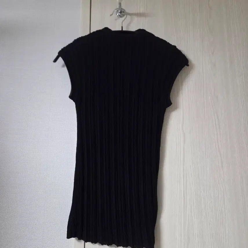 [BUNJANG] Pleated Sleeveless Top (Black) / 플리츠 슬리브리스 (블랙 / free)