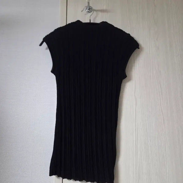 [BUNJANG] Pleated Sleeveless Top (Black) / 플리츠 슬리브리스 (블랙 / free)