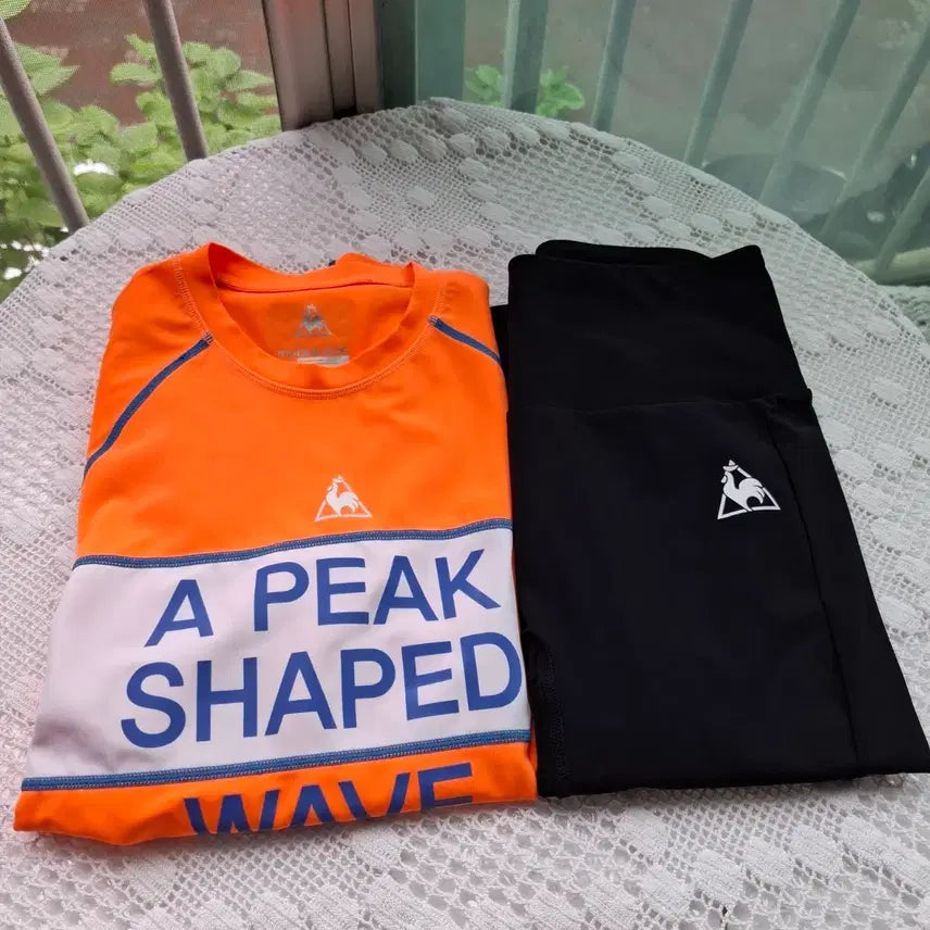 [BUNJANG] Le Coq Sportif Orange Rash Guard and Black Leggings Set / 르꼬끄 오렌지 레깅스 블랙  래쉬가드세트ㅡ가격내림