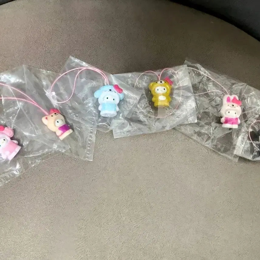 [BUNJANG] Hello Kitty "Otbeotgi" Strap Set (6 Types) / 옷벗키 키티스트랩 6종 세트, 헬로키티 옷벗키