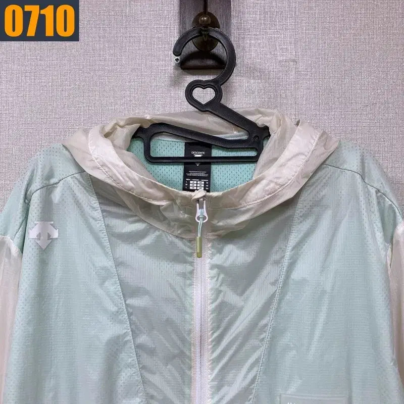 [BUNJANG] Descente Lightweight Windbreaker Jacket Outerwear / 100 데상트 경량 바람막이 자켓 아우터