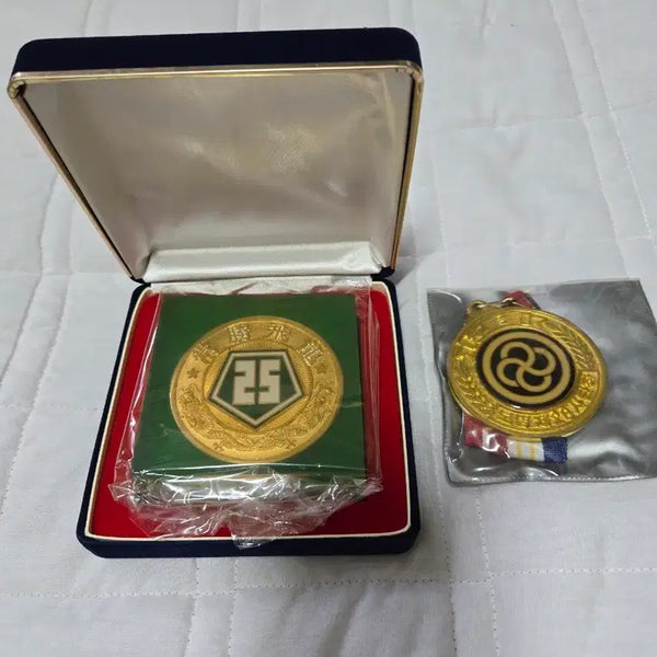 [BUNJANG] Korean Military Medals and Paperweights / 군자료