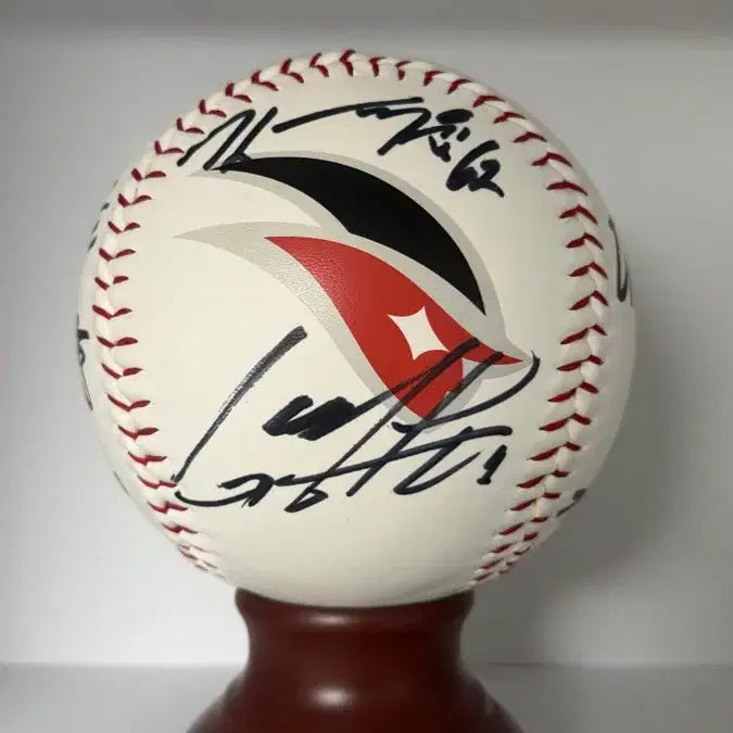 [BUNJANG] KT Wiz Signed Large Baseball / KT위즈 싸인 대형구