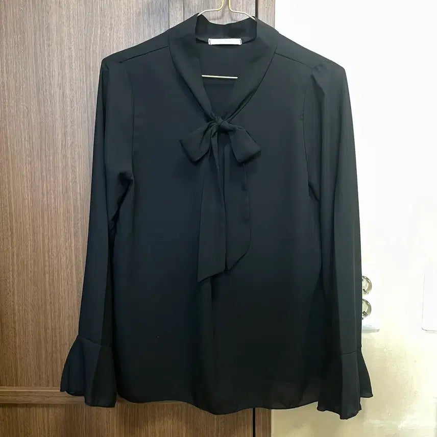 [BUNJANG] Black Ribbon Tie Blouse / 블랙 리본 블라우스 타이 블라우스