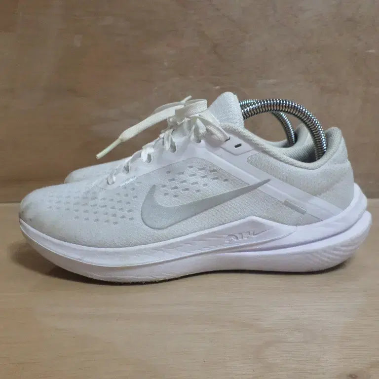 [BUNJANG] Nike Zoom Winflo 10 White Sneakers / 후루룩구제2 245 나이키 줌윈플로10 화이트 운동화 260710