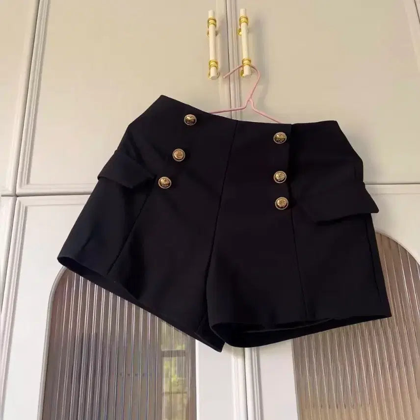 [BUNJANG] Black Gold Button Short Pants / 블랙 금장 버튼 숏 팬츠