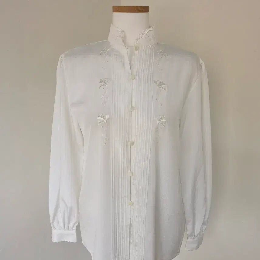 [BUNJANG] Embroidered Punching Blouse / 자수 펀칭 블라우스