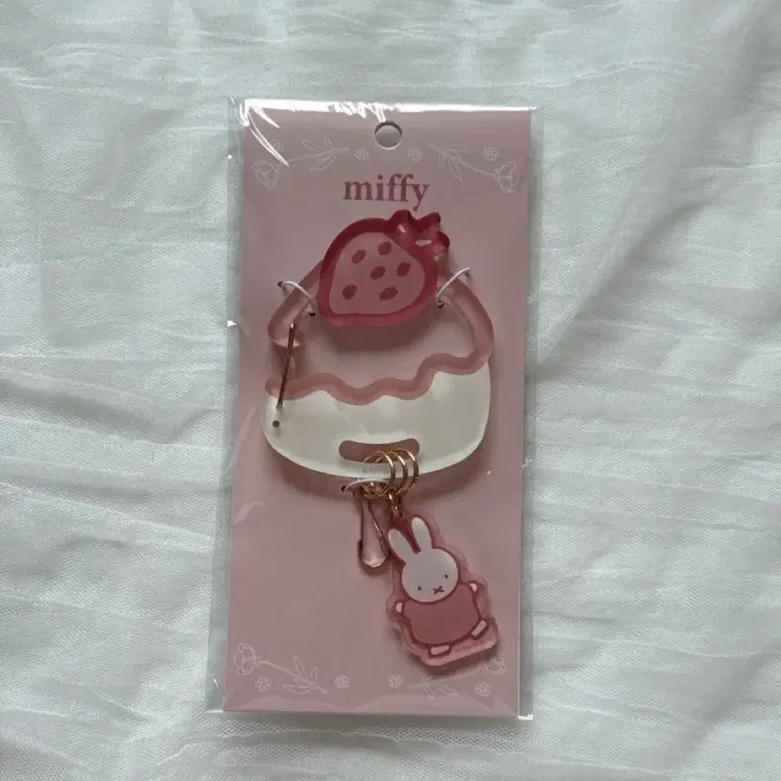 [BUNJANG] Miffy Strawberry Cake Carabiner Keychain / 미피 딸기 케이크 카라비너 키링