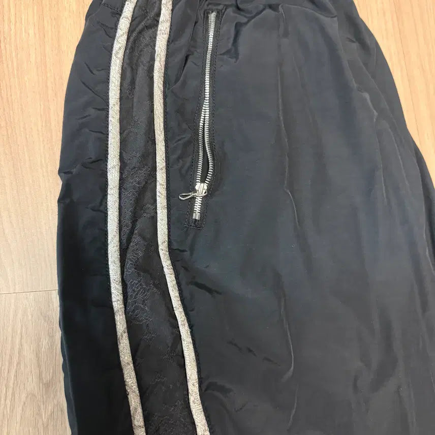 [BUNJANG] Polilalu 1011 Nylon Track Pants Floral Piped Black / [3] 폴리테루 -1011 나일론 트랙팬츠 플로럴 파이프드 블랙[2회착]