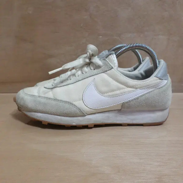 [BUNJANG] Nike Daybreak Summit White Sneakers / 후루룩구제2 235 나이키 데이브레이크 써밋 화이트 운동화260710
