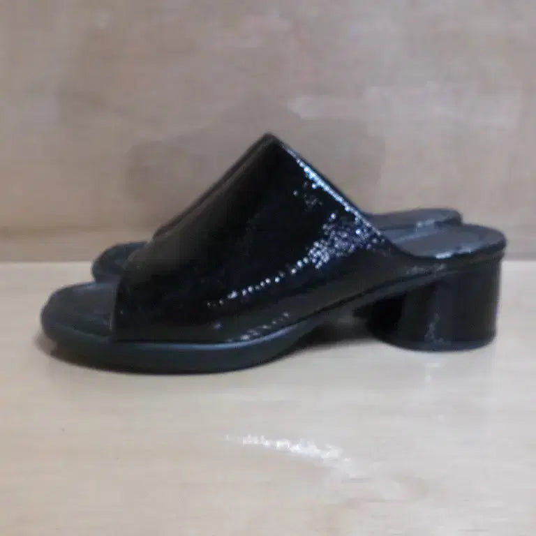 [BUNJANG] Ecco Black Patent Leather Slippers / 후루룩구제2 245 에코 ecco 블랙 에나멜 슬리퍼 260710