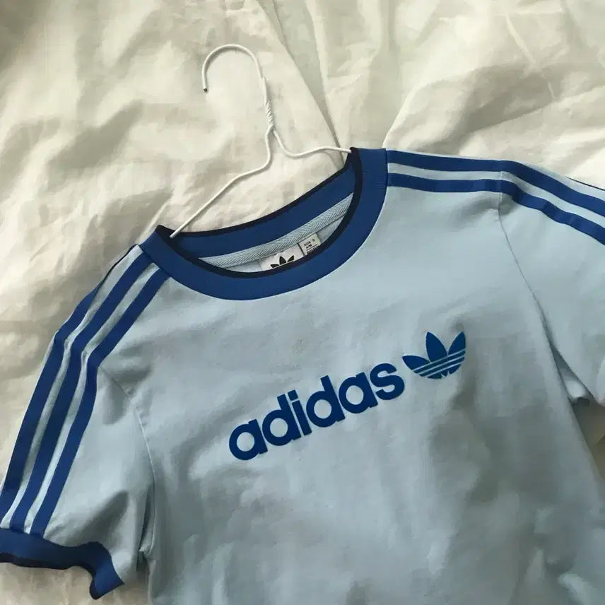 [BUNJANG] Adidas Originals Women's Graphic Badge Slim 3-Stripes Short Sleeve T-Shirt / 아디다스 오리지널 여성 그래픽 배지 슬림 3s 반팔 티셔츠