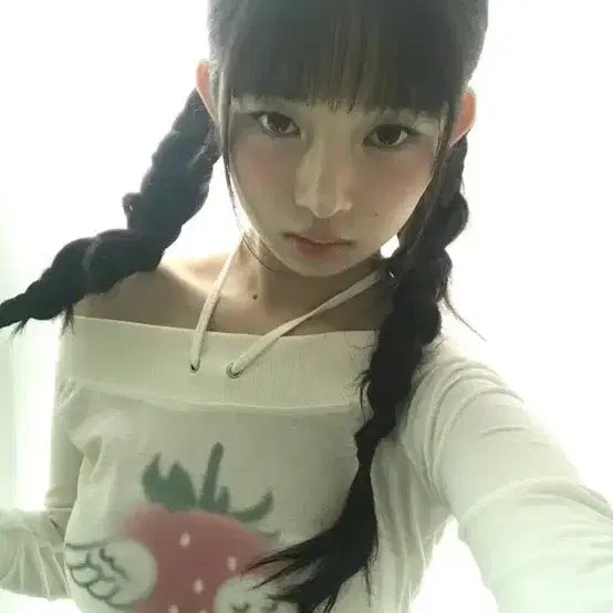 [BUNJANG] Ive Ray Unofficial Strawberry Angel Off-Shoulder Top Ivory / 아이브레이 노피셜노피스 스트로베리 엔젤 오프숄더 탑 아이보리