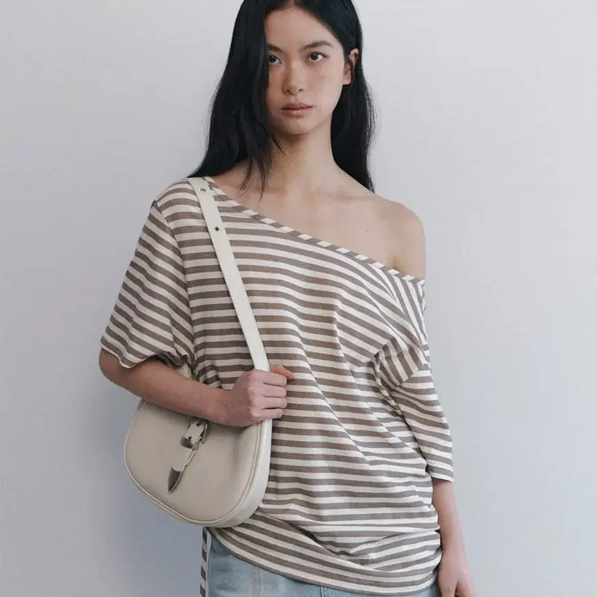 [BUNJANG] Curity Off-Shoulder Striped T-Shirt / 큐리티 오프숄더 티