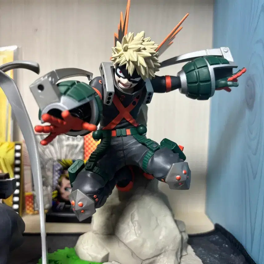 [BUNJANG] My Hero Academia Katsuki Bakugo Sega Cross Link Figure & Juhang Can Badges Bundle Set / [피규어 캔뱃지 일괄] 히로아카 바쿠고 세가 크로스링크 피규어+십걸 배지