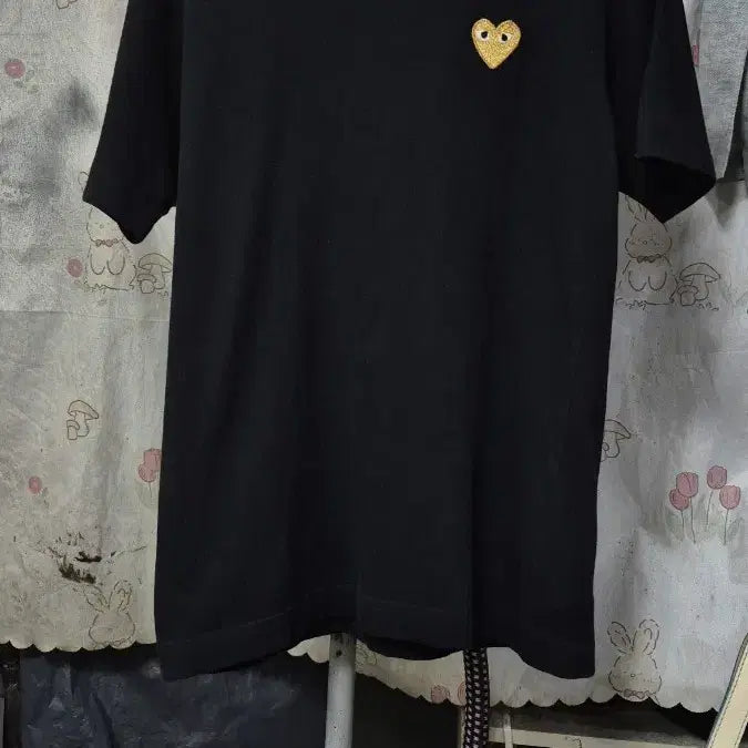 [BUNJANG] Comme des Garçons Play Gold Heart Appliqué Black T-Shirt / 꼼데가르송  플레이    티셔츠