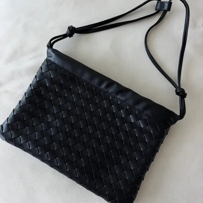 [BUNJANG] Twisted Faux Leather Shoulder Bag / 새상품 꼬임 블랙 숄더백 페이크레더