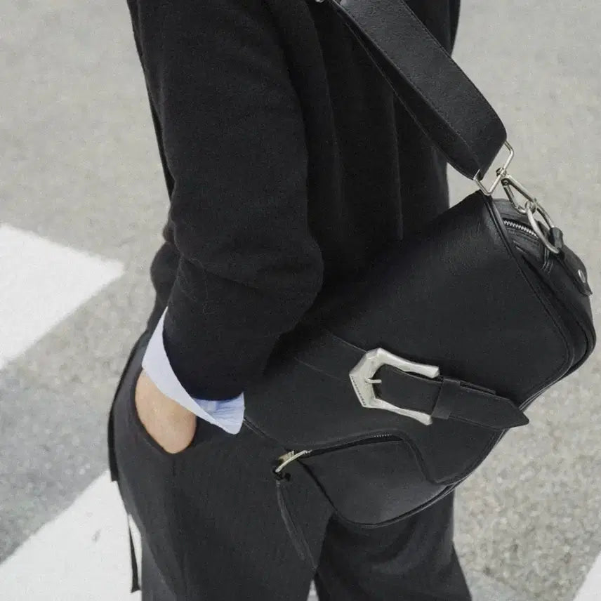 [BUNJANG] Leeuga Karas Buckle Holster Bag / 이우가마카라스 버클 홀스터 백