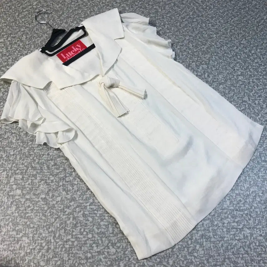 [BUNJANG] Lucky Chouette Sailor Collar Pleated Ruffle Sleeveless Blouse / 럭키슈에뜨 세일러 카라 플리츠 러플 블라우스 민소매 캡소매 주름 리본