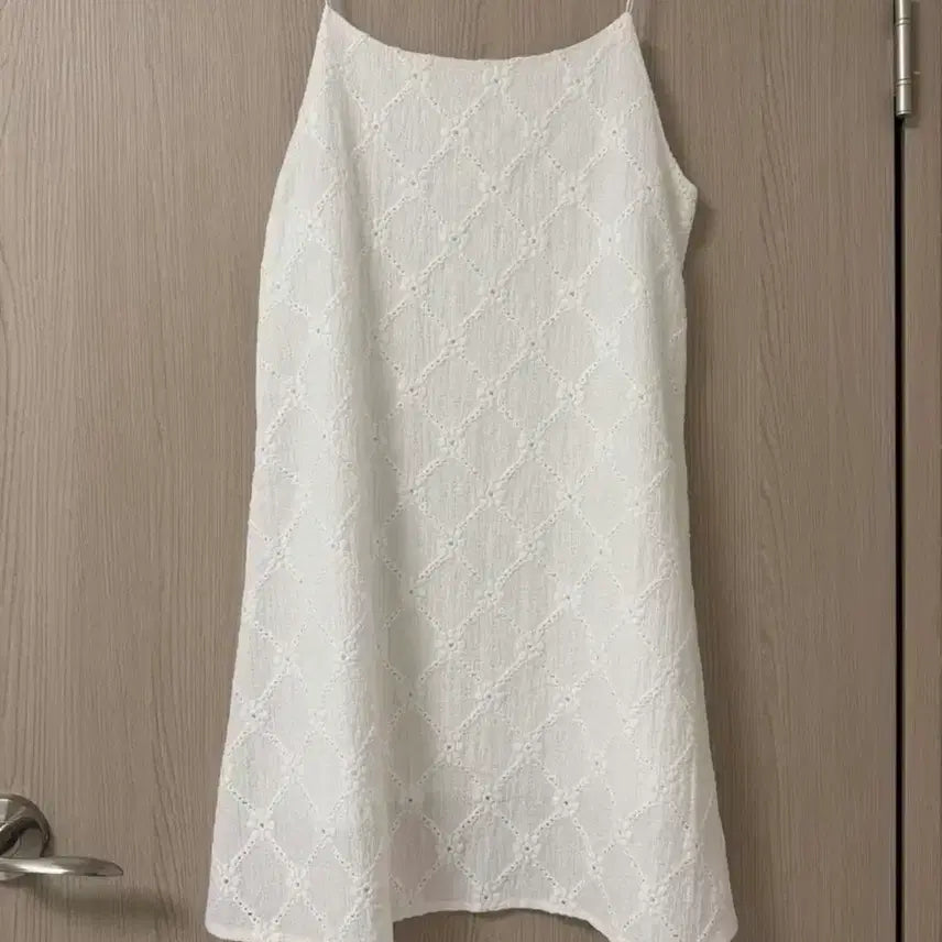 [BUNJANG] DailyJew Funicechel Punching Strap Long One-piece Dress (Mini White) / 데일리쥬 퍼니첼 펀칭 끈나시 레이어드 롱 원피스 (미니 화이트)