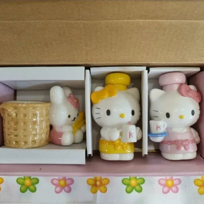 [BUNJANG] Sanrio Kitty & Mimi Chef Cookware Set with Rabbit Toothpick Basket / 고전 키티 키티와 미미 셰프 요리사 도기 피규어 빈티지