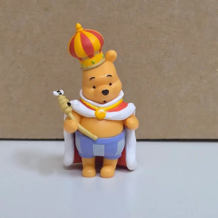 [BUNJANG] Disney Winnie the Pooh Costume Figure Collection Crown Pooh Gacha Figure / 디즈니 곰돌이 푸우 코스튬 피규어 컬렉션 왕관을 쓴 푸 가챠 키규어